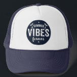 Summer Vibes for ever White & Navy Blue Text Trucker Pet<br><div class="desc">Koel witte moderne tekst design-Summer Vibes voor altijd met palmbomen illustratie op middernacht blauwe cirkel. Andere kleuren kunnen per e-mail worden aangevraagd.</div>