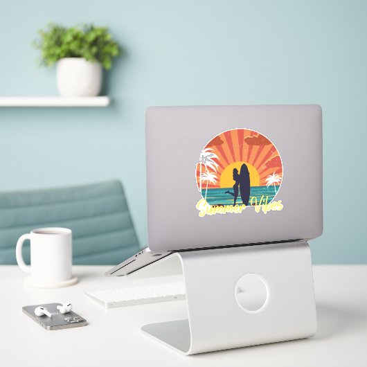 Summer Vibes Sticker (Laptop op bureau)