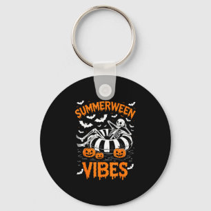 Summerween sfeer skelet drijvend in zwembad pompoe sleutelhanger