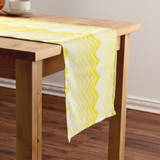 Summery Yellow Gradient Chevron Zigzag Pattern Korte Tafelloper (Voorbeeld)