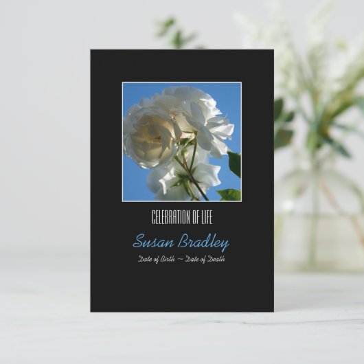 Sun and White Roses Celebration of Life Invitation Kaart (Staand voorkant)