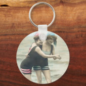 Sun Bathers Beach Sleutelhanger (Voorkant)