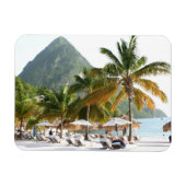 Sun Beds op een strand op Saint Lucia bij de Piton Magneet (Horizontaal)