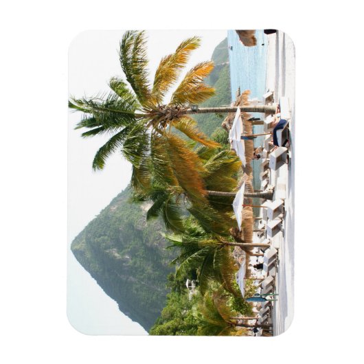 Sun Beds op een strand op Saint Lucia bij de Piton Magneet (Verticaal)