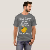 Sun Conure Paraket Parrot Biting Screaming T-shirt (Voorkant volledig)