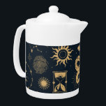 Sun en Moon-Astronomy Witch Theepot<br><div class="desc">Een prachtig patroon met slangen en symbolen,  dat je kunt gebruiken als een charme. Magisch Shirt | Witch | Mysterie | Tarot | Tarotkaart | maan en zon | Zon en maan| Magisch | Sneeuwslang | Witte partij | hekpartij</div>