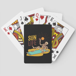 Sun Life Skeleton op een set Pokerkaarten