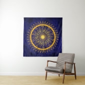 Sun Mandala Gold Oranje op Celestial Blue Wandkleed (In Situ (horizontaal))