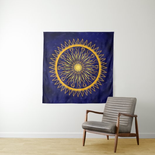 Sun Mandala Gold Oranje op Celestial Blue Wandkleed (In situ)
