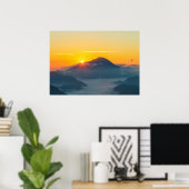 Sun-piek achter Uršlja gora, Slovenië Poster (Thuiskantoor)