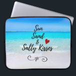 Sun Sand and Salty Kisses Tropical Beach Laptop Sleeve<br><div class="desc">Een laptophoes met een afbeelding van een tropisch strand met kristalhelder turkooiswater en een wit zandstrand. De tekst zegt Sun Sand en Salty Kisses. Een klein rood hart en een decoratief zwelling accentueren het ontwerp.</div>