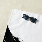 Sun, Sand, and Side-Eye – Ink Style Cat Strandlaken (In situ)