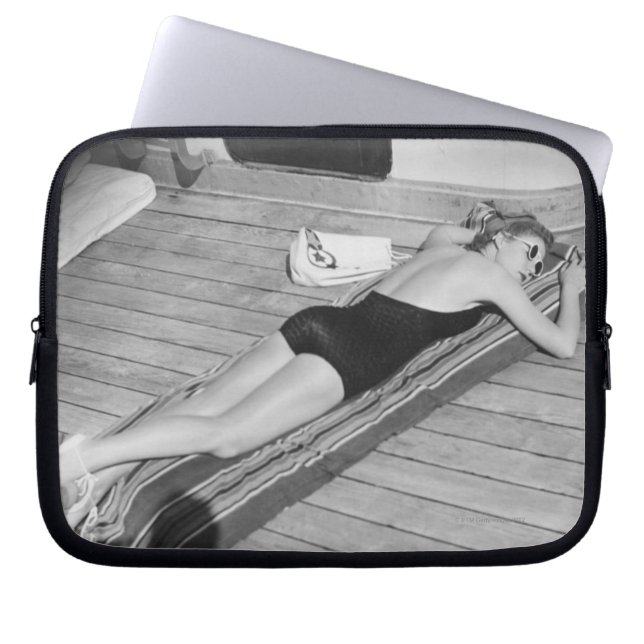 Sun Tanning Woman Laptop Sleeve (Voorkant)