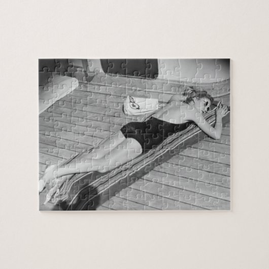 Sun Tanning Woman Legpuzzel (Horizontaal)