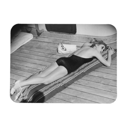 Sun Tanning Woman Magneet (Horizontaal)