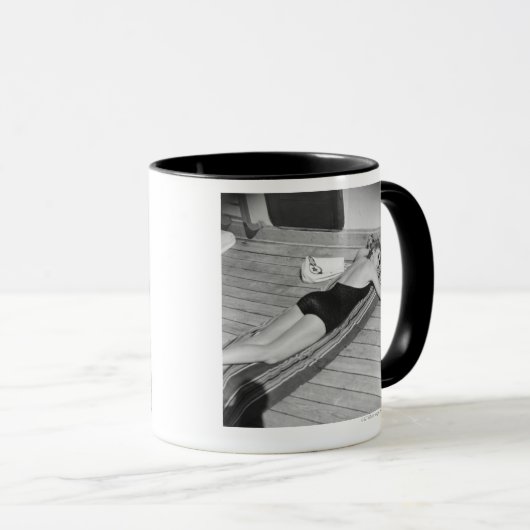 Sun Tanning Woman Mok (Voorkant rechts)