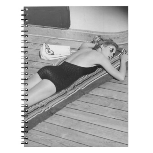 Sun Tanning Woman Notitieboek (Voorkant)