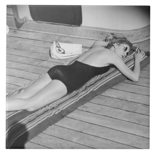 Sun Tanning Woman Tegeltje (Voorkant)