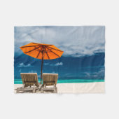 Sun Umbrella op zandstrand |Malediven Fleece Deken (Voorkant (Horizontaal))