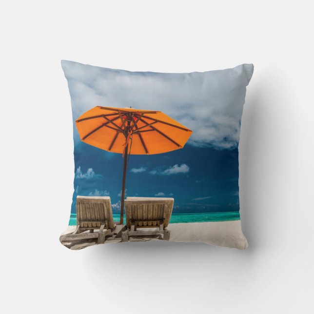 Sun Umbrella op zandstrand |Malediven Kussen (Voorkant)