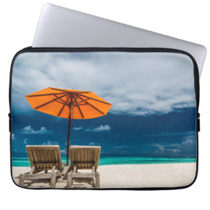 Sun Umbrella op zandstrand Malediven Laptop Sleeve
