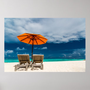 Sun Umbrella op zandstrand Malediven Poster