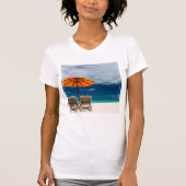 Sun Umbrella op zandstrand |Malediven T-shirt (Voorkant)