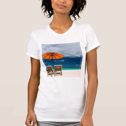 Sun Umbrella op zandstrand |Malediven T-shirt (Voorkant)