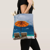 Sun Umbrella op zandstrand |Malediven Tote Bag (Dichtbij)