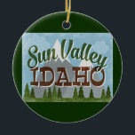 Sun Valley Idaho Fun Retro Snowy Mountains Keramisch Ornament<br><div class="desc">Sun Valley Idaho neo vintage-reisontwerp in een leuke retro-cartoon stijl met sneeuwbeklimde bergen,  bos en bomen eronder,  blauwe hemel en coole retroscripttekst.</div>