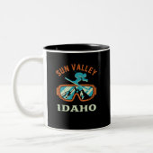 Sun Valley Idaho Retro Skiing Snowboarding Tweekleurige Koffiemok (Links)