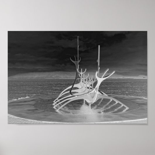 Sun Voyager Sculpture, IJsland, Omgekeerd B/W Poster (Voorkant)