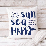 Sun Zee Happy Whale Waves Beach Typografie Kussen<br><div class="desc">Met een vun strandthema gooien katoenbolletjes de kenmerken "sun zee happy"-typografie in zeemansblauw met een walvisstaart,  oceaangolven en zonneschijndoodles. Ideaal voor stookolie en tropische decorstijlen en vakantiewoninghuur.</div>