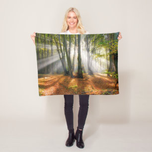 Sunbeams in een slecht beukenbos in de herfst - fleece deken