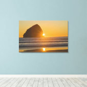 Sunburst en Haystack Rock in Cape Kiwanda Canvas Afdruk (Insitu (Houten vloer))