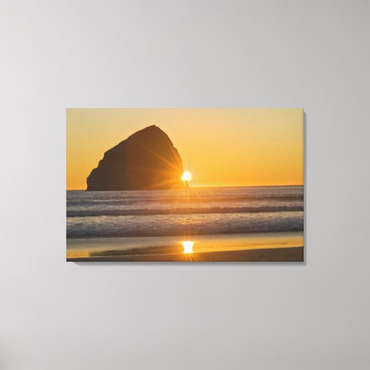 Sunburst en Haystack Rock in Cape Kiwanda Canvas Afdruk (Voorkant)