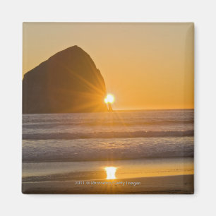 Sunburst en Haystack Rock in Cape Kiwanda Magneet