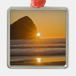 Sunburst en Haystack Rock in Cape Kiwanda Metalen Ornament
