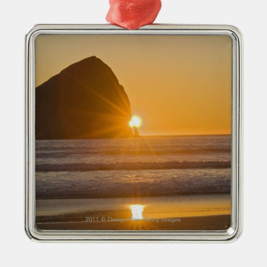 Sunburst en Haystack Rock in Cape Kiwanda Metalen Ornament (Voorkant)