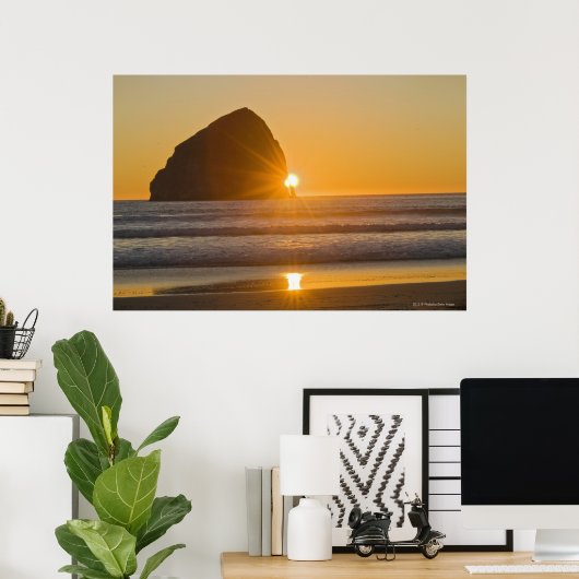Sunburst en Haystack Rock in Cape Kiwanda Poster (Thuiskantoor)