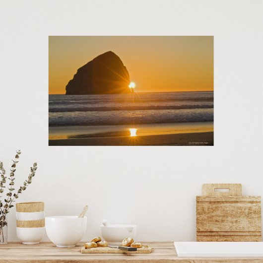 Sunburst en Haystack Rock in Cape Kiwanda Poster (Keuken)