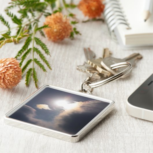 Sundog Rainbow Cloud Burst Apparel en Gifts Sleutelhanger (Zijkant)