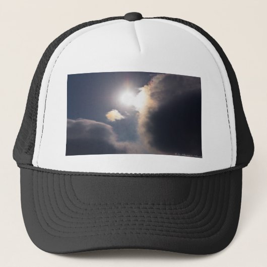 Sundog Rainbow Cloud Burst Apparel en Gifts Trucker Pet (Voorkant)