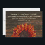 Sunflower & Barnwood Rustic Wedding Invitation Kaart<br><div class="desc">Een huwelijksuitnodiging met een afbeelding van een oranje zonnebloem die van onderaf over een achtergrond van donkerbruin barnhout naar voren komt.  Pas de tekst aan met details van uw gelegenheid.</div>