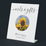 Sunflower Blue Sky Rustic Wedding Cards & Gifts Reclamebord Met Voetstuk<br><div class="desc">Dit ontwerp is voorzien van zonnebloemen en een blauwe achtergrond. De eenvoudige witte cirkelvormige lijsten met hun elegante typografie worden boven op de bijtende zonnebloempels geplaatst, foto om een verbluffend design te creëer. De gele en blauwe tinten van de hemel en de zonnebloemen creëer een natuurlandtuin. Elegant trouwkaarten en cadeautjes...</div>