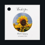 Sunflower Blue Sky Rustic Wedding Gift Bedankjes Labels<br><div class="desc">Dit ontwerp is voorzien van zonnebloemen en een blauwe achtergrond. De eenvoudige witte cirkelvormige lijsten met hun elegante typografie worden boven op de bijtende zonnebloempels geplaatst, foto om een verbluffend design te creëer. De gele en blauwe tinten van de hemel en de zonnebloemen creëer een natuurlandtuin. Elegant bruiloft cadeaubont begunstigt...</div>