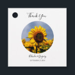 Sunflower Blue Sky Rustic Wedding Gift Bedankjes Labels<br><div class="desc">Dit ontwerp is voorzien van zonnebloemen en een blauwe achtergrond. De eenvoudige witte cirkelvormige lijsten met hun elegante typografie worden boven op de bijtende zonnebloempels geplaatst, foto om een verbluffend design te creëer. De gele en blauwe tinten van de hemel en de zonnebloemen creëer een natuurlandtuin. Elegant bruiloft cadeaubont begunstigt...</div>