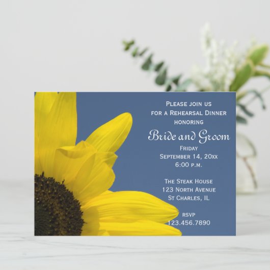 Sunflower Blue Sky Wedding Rehearsal Dinner Invite Kaart (Staand voorkant)