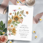 Sunflower Botanical Wedding Invitation Kaart<br><div class="desc">Sunflower Botanical Wedding Invitation. Deze moderne trouwuitnodiging bevat verbluffende handbeschilderde waterverf roze en stoffige blauwe wilde bloemen,  prachtige gele zonnebloemen,  en sage greenery die is geordend als een mooie bouquet die perfect is voor degenen die houden van griezeligheid. Zoek overeenkomende objecten in het Collectie Moderne Zonnebloeding.</div>