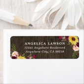 Sunflower Burgundy Red Roses Rustic Wood Weddensch Etiket (Insitu)